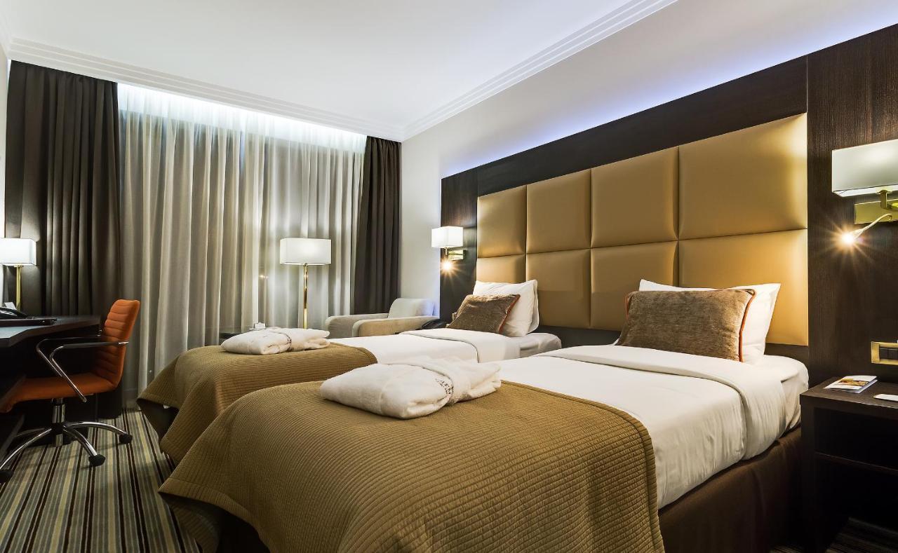Premier Hotel Dnister Lviv Kültér fotó