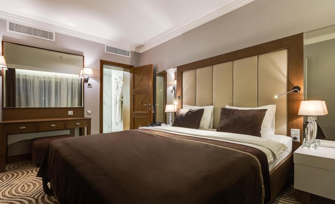 Premier Hotel Dnister Lviv Kültér fotó