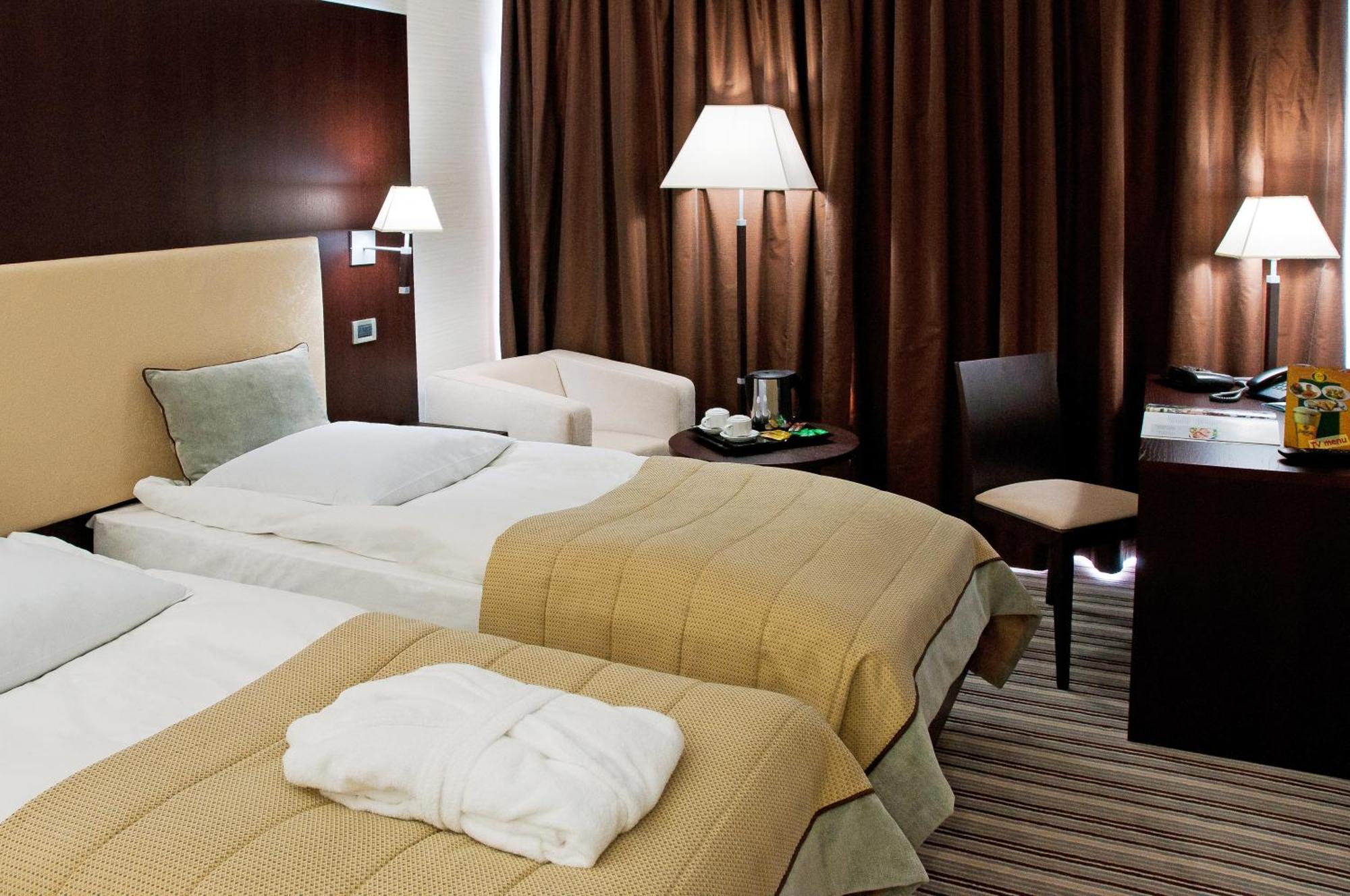 Premier Hotel Dnister Lviv Szoba fotó