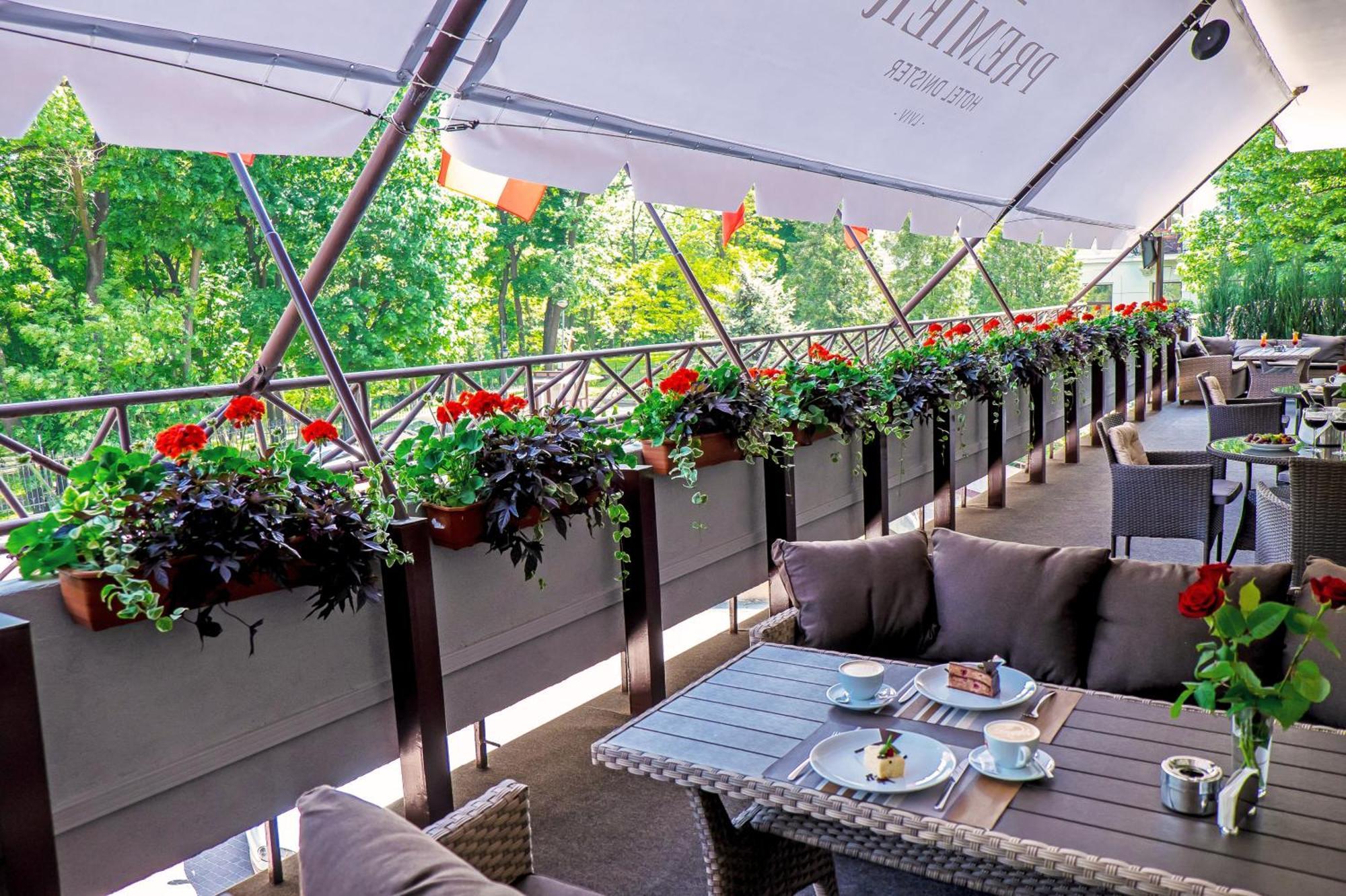 Premier Hotel Dnister Lviv Kültér fotó