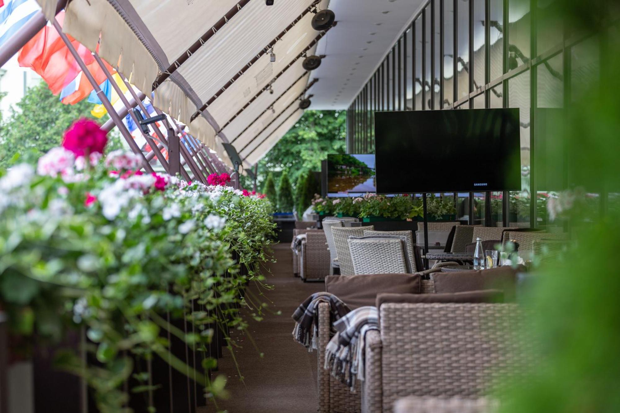 Premier Hotel Dnister Lviv Kültér fotó