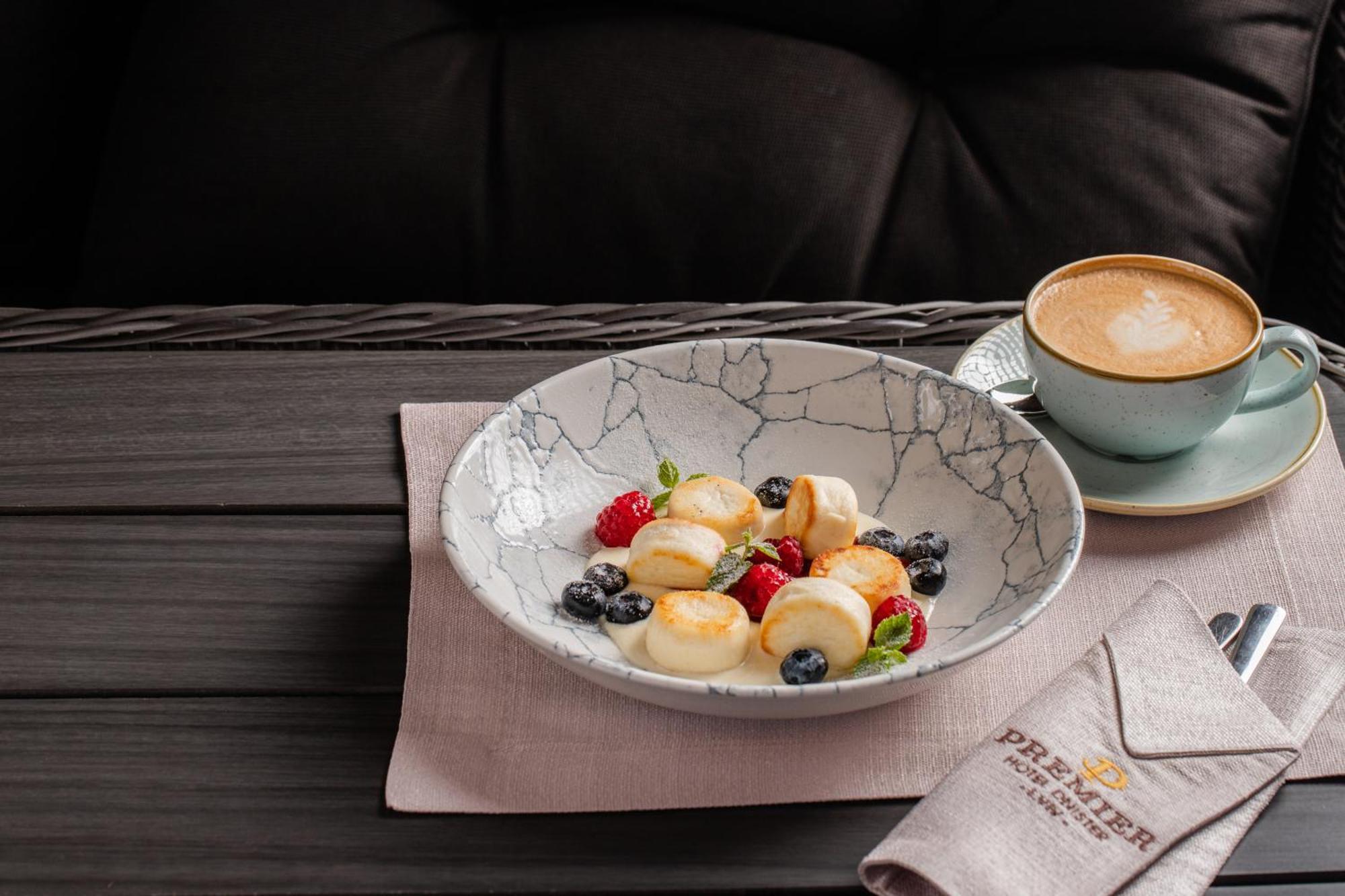 Premier Hotel Dnister Lviv Kültér fotó