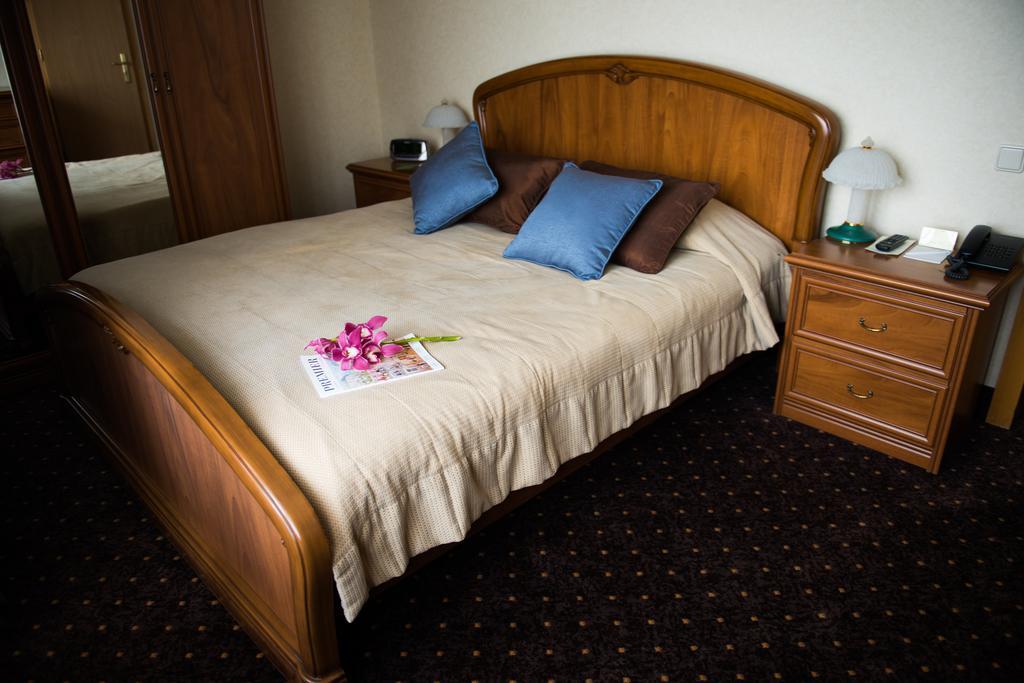 Premier Hotel Dnister Lviv Szoba fotó